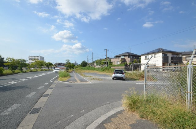 土地（中間市小田ヶ浦一丁目）の前面道路含む現地写真