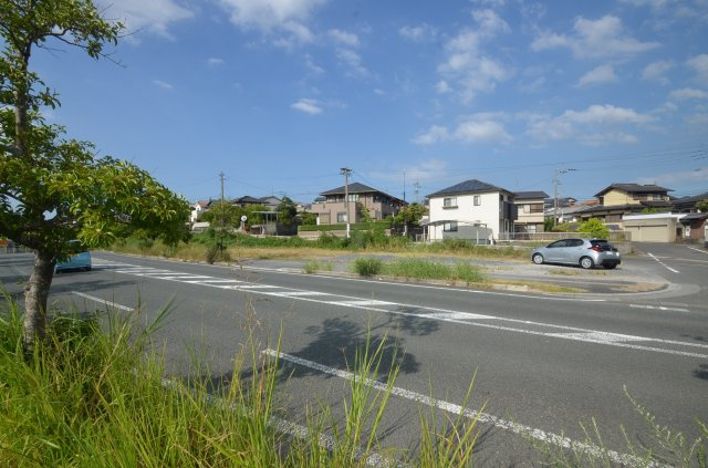 土地（中間市小田ヶ浦一丁目）の前面道路含む現地写真