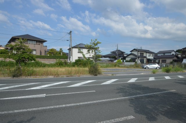 土地（中間市小田ヶ浦一丁目）の前面道路含む現地写真