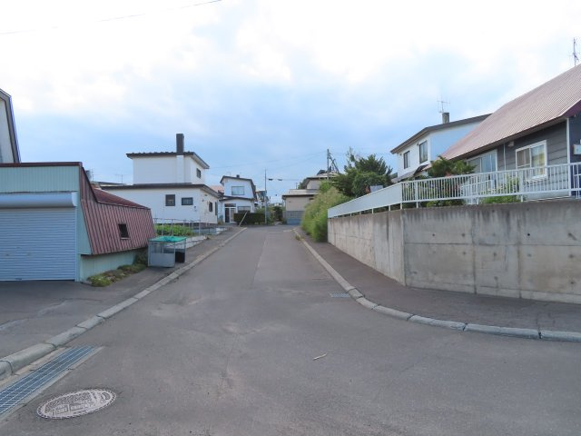 北見市高栄東町２丁目１４２番９８　売地の前面道路含む現地写真