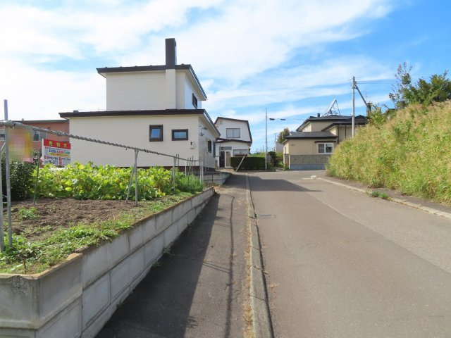 北見市高栄東町２丁目１４２番９８　売地の前面道路含む現地写真