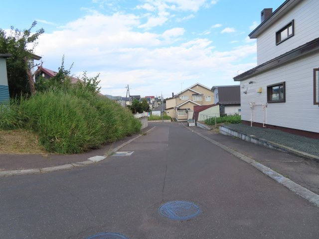 北見市高栄東町２丁目１４２番９８　売地の前面道路含む現地写真