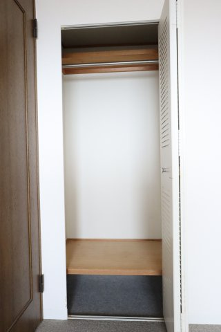 ライオンズマンション北鈴蘭台第二の収納|西側洋室クローゼット