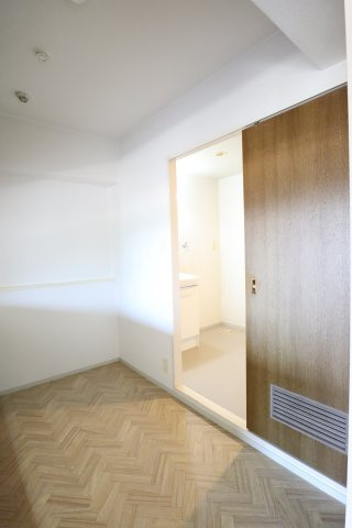 ライオンズマンション北鈴蘭台第二のキッチン|キッチンから洗面所への家事動線を確保