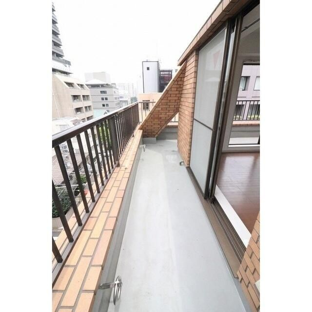 番町グロリアビルのバルコニー