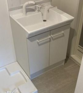 エフプレスト入谷の独立洗面台|独立洗面台、小物を置くことができて便利です