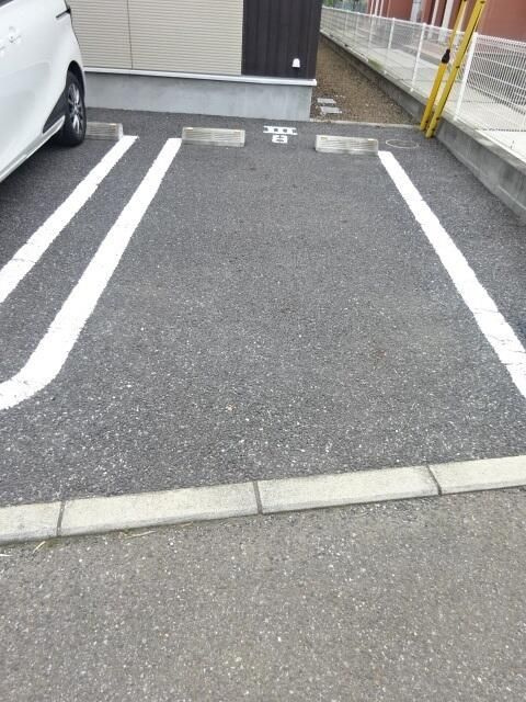 メゾンクレールⅢの駐車場