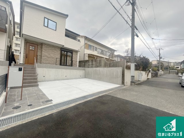 神戸市北区有野台　新築一戸建ての前面道路含む現地写真|周辺は閑静な住宅街！前面道路広々で車の出し入れも便利です。駐車が苦手な方でも安心して車庫入れできます！