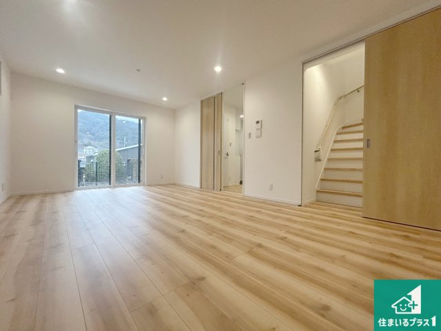 神戸市北区有野台　新築一戸建ての居間・リビング|日当たり良好の明るいリビングで朝の目覚めもスッキリできそう！対面キッチンでご家族のコミュニケーションも自然と増える設計！小さなお子様が遊ぶスペースを作っても広々とくつろげるLDK！