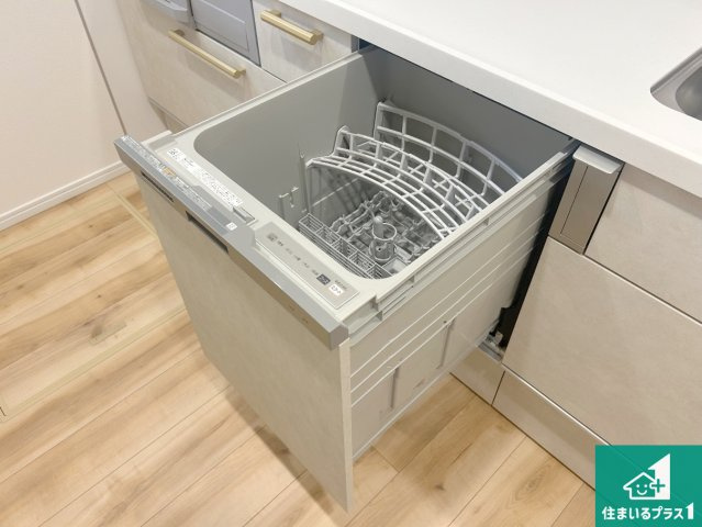 神戸市北区有野台　新築一戸建ての設備|食事後の一仕事、食器洗いをボタン一つでお任せできちゃいます！場所を取らないビルトイン式なので、お料理スペースもしっかり確保！