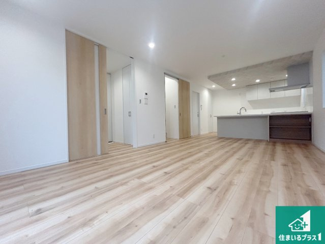 神戸市北区有野台　新築一戸建ての居間・リビング|シンプルなリビングは、観葉植物等のインテリアを楽しめますね！パパ好みにも、ママ好みにも家具次第で雰囲気を変えることができます！