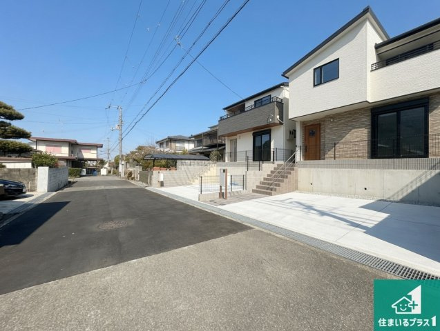 神戸市北区有野台　新築一戸建ての前面道路含む現地写真|周辺は閑静な住宅街！前面道路広々で車の出し入れも便利です。駐車が苦手な方でも安心して車庫入れできます！