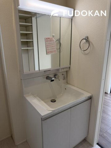 天童市久野本【新築建売】1号棟の内観：施工例|三面鏡の洗面台は、スタイリッシュなだけでなく収納力もあります。