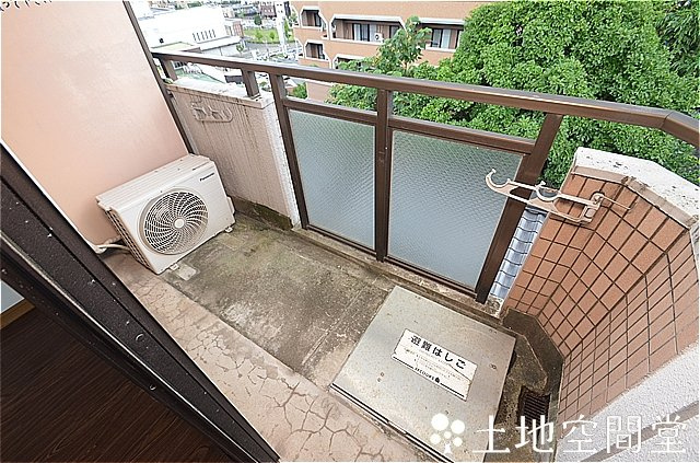 北九州市八幡西区岡田町の賃貸マンションのバルコニー
