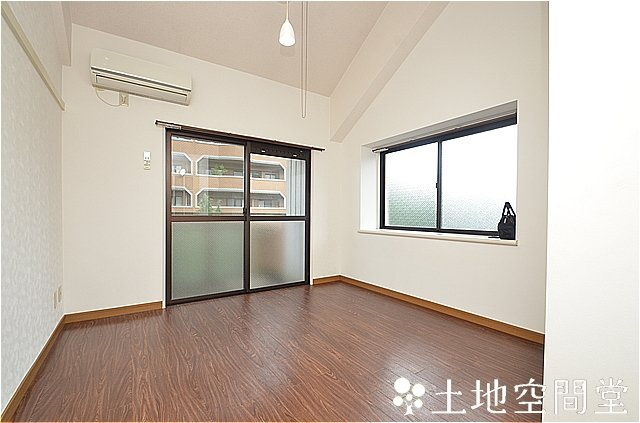 北九州市八幡西区岡田町の賃貸マンションの居間・リビング
