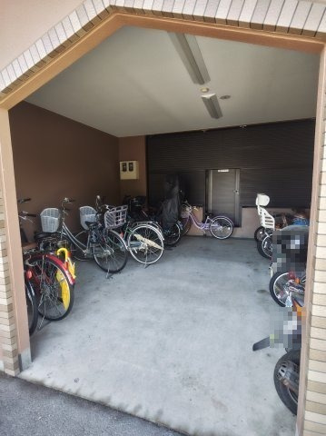 プラウクリエイトの駐車場