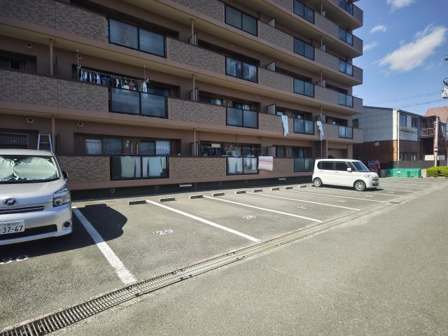 プラウクリエイトの駐車場
