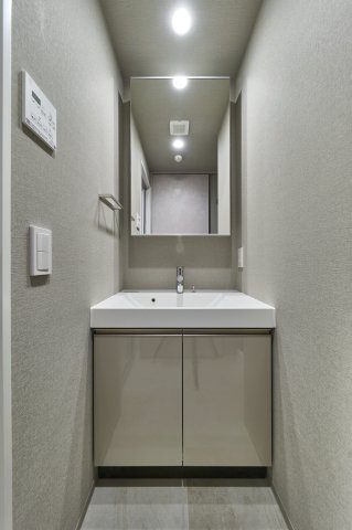 プラウドフラット三越前イーストの玄関