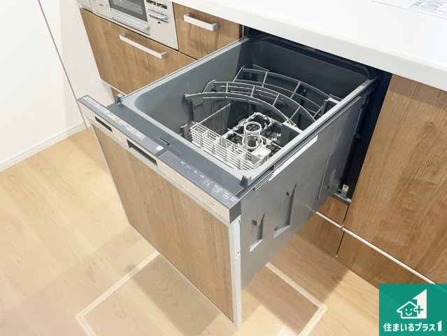 神戸市北区西山　第1期　新築一戸建ての設備|食事後の一仕事、食器洗いをボタン一つでお任せできちゃいます！場所を取らないビルトイン式なので、お料理スペースもしっかり確保！