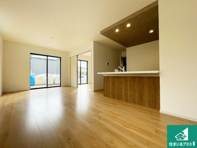 神戸市北区西山　第1期　新築一戸建ての居間・リビング|日当たり良好の明るいリビングで朝の目覚めもスッキリできそう！対面キッチンでご家族のコミュニケーションも自然と増える設計！小さなお子様が遊ぶスペースを作っても広々とくつろげるLDK！