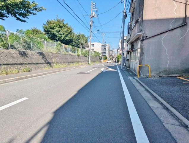 北区滝野川4丁目 限定1区画の前面道路含む現地写真|伸びやかな約6.7ｍ公道に面する整形地です
生活しやすい住環境です