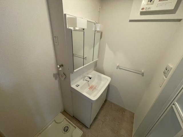ラ　カーサ　クラーダの洗面所|明るい洗面所です