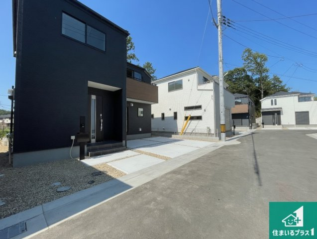 神戸市北区西山　第1期・第2期　新築一戸建ての前面道路含む現地写真|周辺は閑静な住宅街！前面道路広々で車の出し入れも便利です。駐車が苦手な方でも安心して車庫入れできます！
