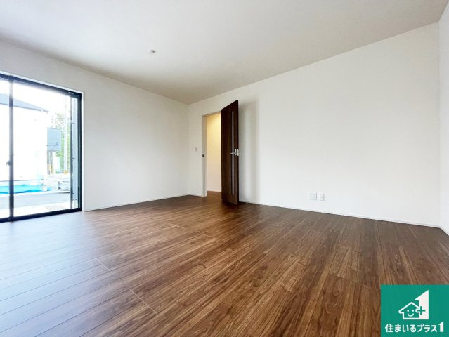 神戸市北区西山　第1期・第2期　新築一戸建ての居間・リビング|日当たり良好の明るいリビングで朝の目覚めもスッキリできそう！対面キッチンでご家族のコミュニケーションも自然と増える設計！小さなお子様が遊ぶスペースを作っても広々とくつろげるLDK！