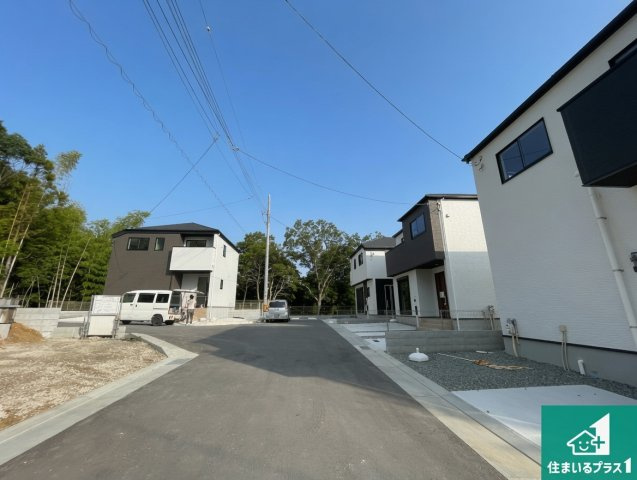 神戸市北区西山　第1期　新築一戸建ての前面道路含む現地写真|周辺は閑静な住宅街！前面道路広々で車の出し入れも便利です。駐車が苦手な方でも安心して車庫入れできます！