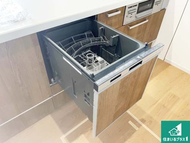 神戸市北区西山　第1期　新築一戸建ての設備|食事後の一仕事、食器洗いをボタン一つでお任せできちゃいます！場所を取らないビルトイン式なので、お料理スペースもしっかり確保！