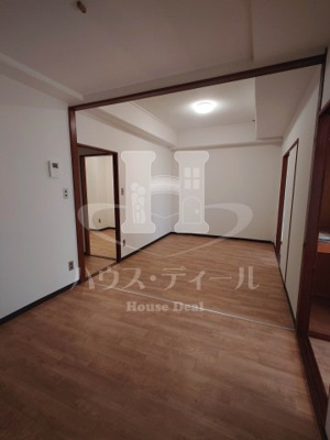 【居間・リビング】 | パークプラザ西川ロマンション | ゆったり過ごせる居間です