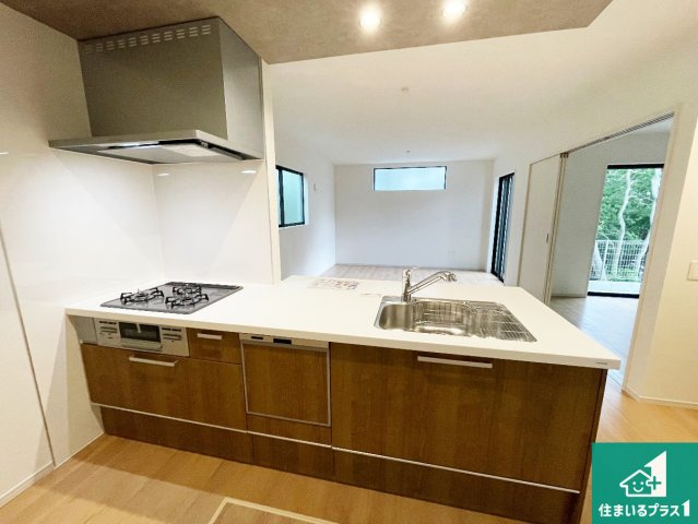 神戸市北区西山　第1期　新築一戸建てのキッチン|リビングと統一感があり、使い勝手のいいキッチン。広々としているので、二人並んで作業が出来ちゃいます。お子様と一緒に色々なお料理に挑戦できるスペースがあります。