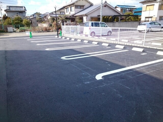ルア　モンテ　メゾンの駐車場|車をお持ちの方に嬉しい駐車場付きの物件です