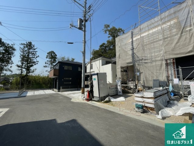 神戸市北区西山　第1期・第2期　新築一戸建ての前面道路含む現地写真|周辺は閑静な住宅街！前面道路広々で車の出し入れも便利です。駐車が苦手な方でも安心して車庫入れできます！