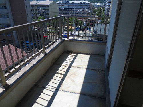 神戸市須磨区磯馴町３丁目の賃貸マンションのバルコニー