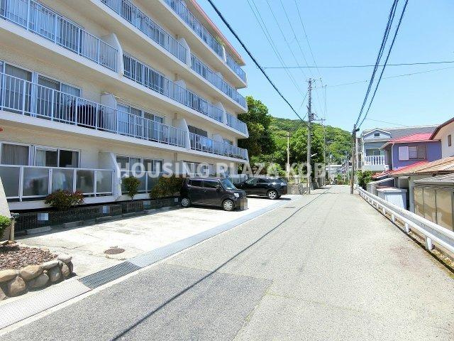 潮見台マンションの駐車場