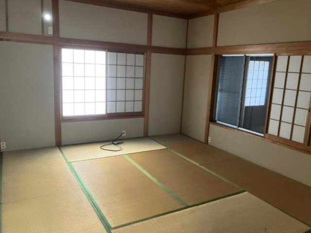 苦楽園一番町の和室|通風・採光にも優れ、心地よい光と風があふれています。 収納付きの8帖の和室