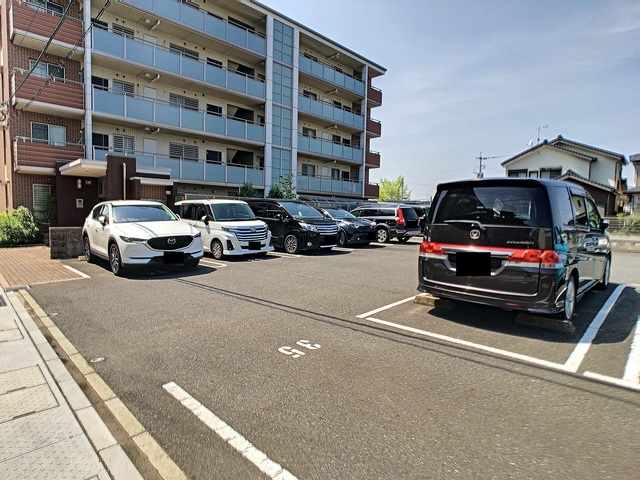 直方市須崎町の賃貸マンションの駐車場