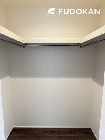 天童市久野本【新築建売】2号棟の内観：施工例|ファミリーで使えるクローゼットはハンガー収納です。