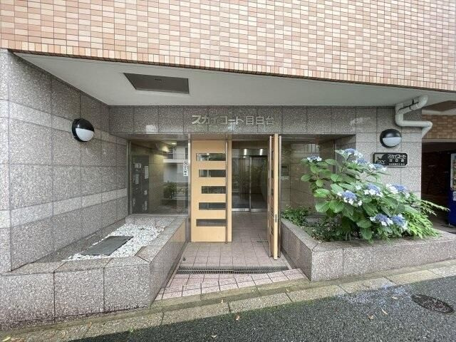 スカイコート目白台のエントランス