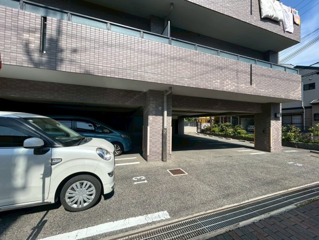 フローラ南館の駐車場