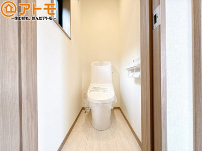 【トイレ】 | 三島市東本町　新築一戸建て　全1棟 | 窓があり換気もすぐにできる、清潔感のあるトイレです♪