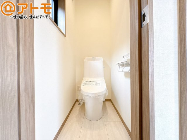 【トイレ】 | 三島市東本町　新築一戸建て　全1棟 | 窓があり換気もすぐにできる、清潔感のあるトイレです♪