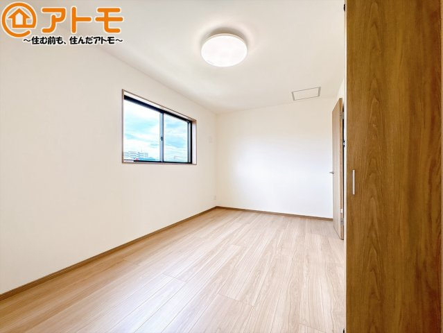 【子供部屋】 | 三島市東本町　新築一戸建て　全1棟 | 広々使える収納付きの洋室です♪