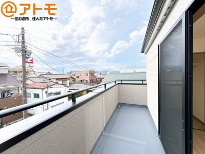 【バルコニー】 | 三島市東本町　新築一戸建て　全1棟 | やっぱり助かる広々バルコニー♪お布団や洗濯物を干せるのはもちろん、広々としたバルコニーで少しでも家事を楽ちんに！