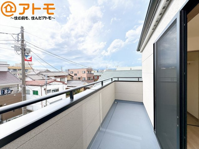 【バルコニー】 | 三島市東本町　新築一戸建て　全1棟 | やっぱり助かる広々バルコニー♪お布団や洗濯物を干せるのはもちろん、広々としたバルコニーで少しでも家事を楽ちんに！