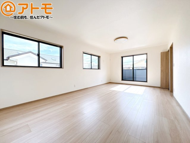 【居間・リビング】 | 三島市東本町　新築一戸建て　全1棟 | 広々としたリビングは家具によって雰囲気が変わります♪