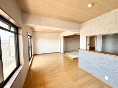 【居間・リビング】 | 堺柳之町アーバンコンフォート | 【２WAY利用可能】南海本線「七道」駅まで徒歩１３分・阪堺電気軌道阪堺線「神明町」駅まで徒歩３分！毎日の通勤・通学に便利ですね♪