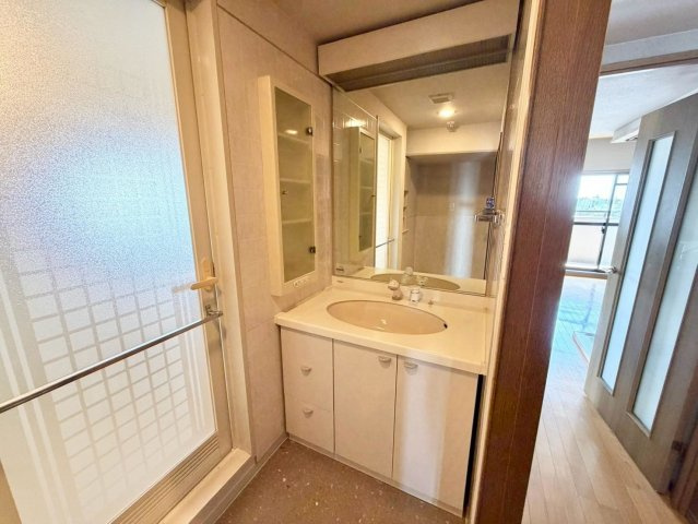 堺柳之町アーバンコンフォートの独立洗面台|【シャワー付き洗面台】シャワー付ですので、朝の身支度の忙しい時間に重宝しますね♪