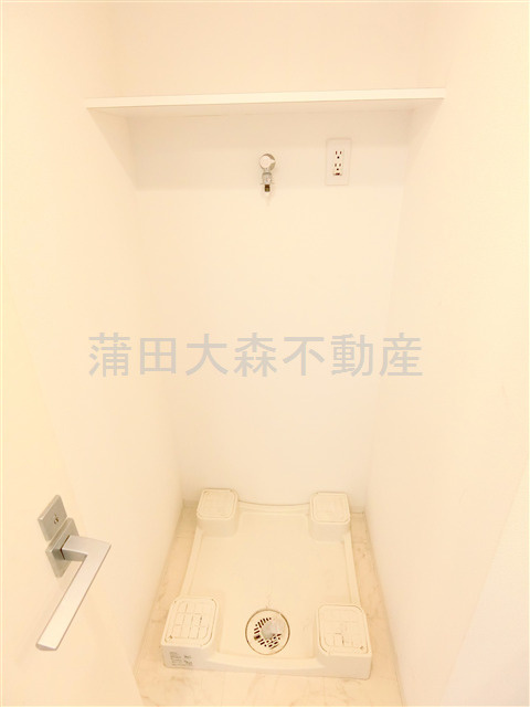 ロアール蒲田弐番館の設備|棚付きの室内洗濯機置き場